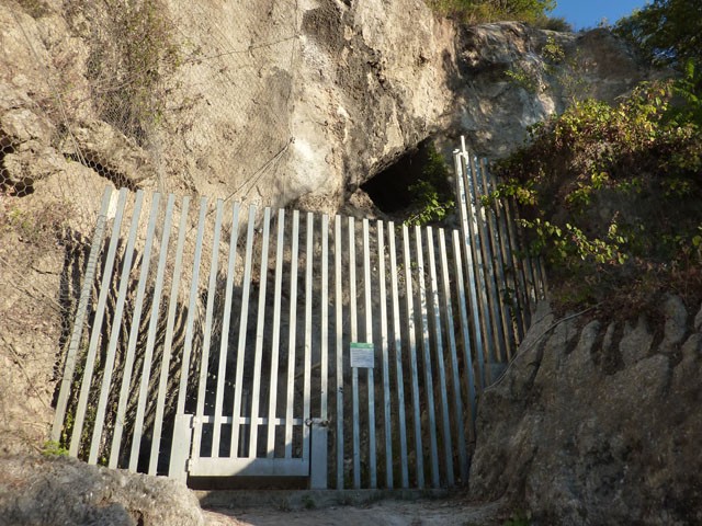 Attuale ingresso della grotta del Farneto nella valle del torrente  Zena (BO)
