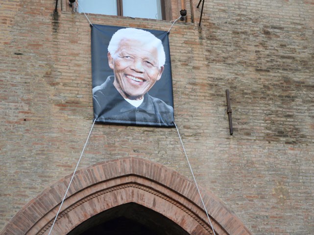L'immagine di Mandela appesa in municipio dopo la sua morte - 5 dicembre 2013