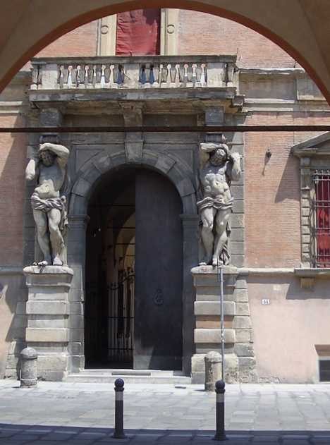 Entrata del Palazzo Davia Bargellini sede del Museo d'arte industriale