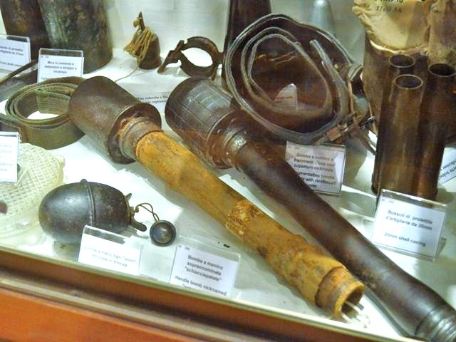 Bombe a mano col manico tedesche, dette "schiacciapatate" - Iola di Montese (MO) - Museo Memorie d'Italia - Linea Gotica