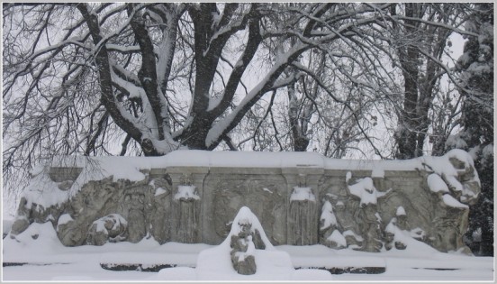 L'altorilievo e Carducci sotto la neve