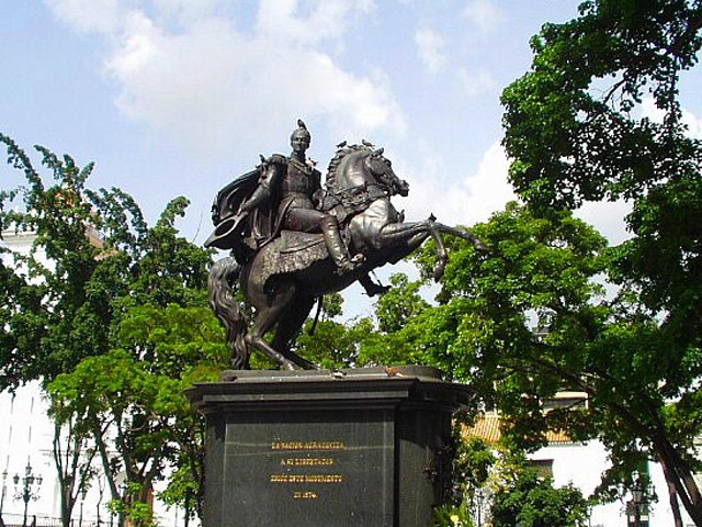 Statua di Bolivar in Plaza Bolívar, Caracas  - Kinori (Public domain), via Wikimedia Commons
