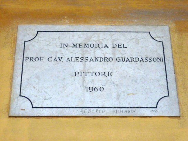 Lapide dedicata a A. Guardassoni lungo il portico di San Luca