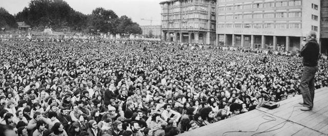 Dario Fo in piazza VIII Agosto durante la manifestazione finale del convegno sulla repressione - Mostra "Pensatevi liberi. Bologna Rock 1979" - MamBO (BO) - 2019