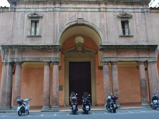 Chiesa del Buon Pastore - particolare della facciata con il portico a serliana