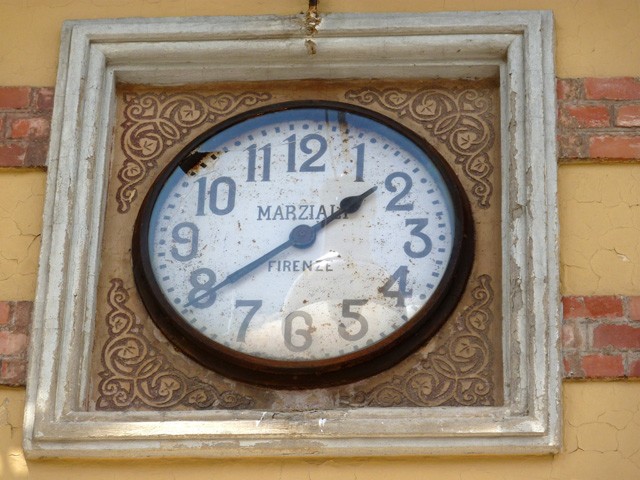 Orologio della stazione della Ferrovia Alto Pistoiese a Pracchia (PT)