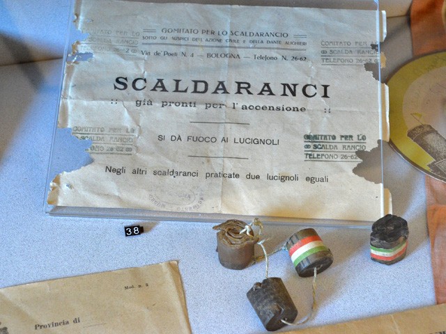 Scaldaranci prodotti dai volontari di un comitato con sede in via de' Poeti - Museo del Risorgimento (BO)