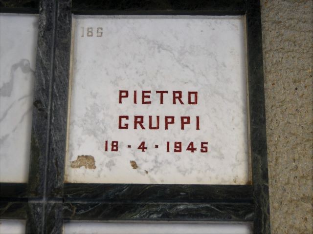Tomba di Pietro Gruppi nel Monumento Ossario ai Caduti Partigiani della Certosa di Bologna
