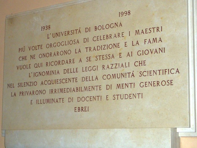 Lapide a ricordo della discriminazione fascista contro gli insegnanti e gli studenti ebrei - Sede dell'Università di Bologna - via Zamboni n. 33