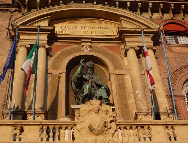 La statua di papa Gregorio XIII in palazzo d'Accursio (BO)