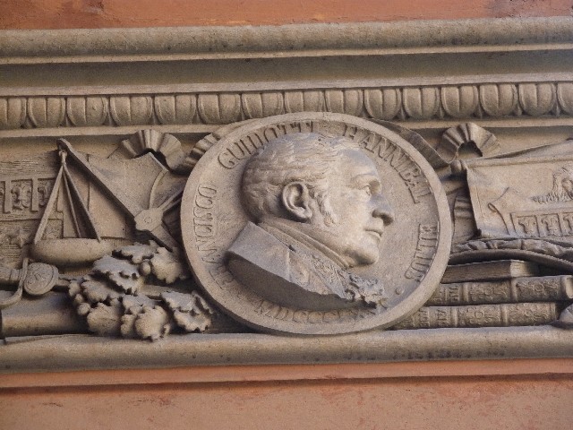 Ritratto di Francesco Guidotti su una delle colonne del suo palazzo in piazza Cavour