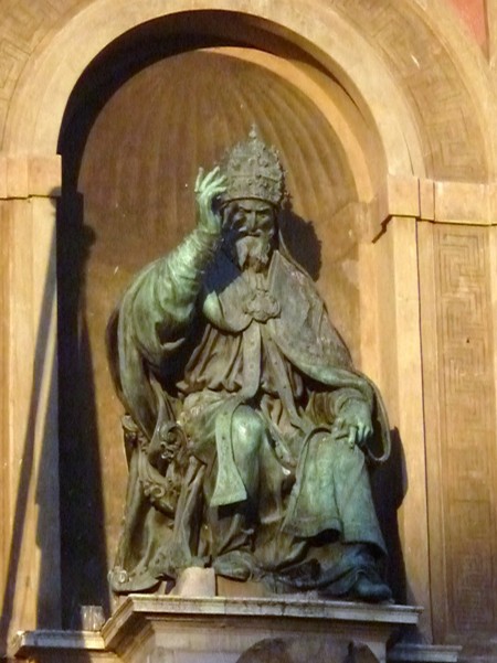La statua di papa Gregorio XIII sull'ingresso del palazzo comunale (BO)
