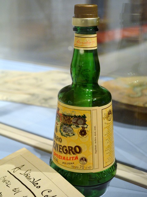Bottiglia di Amaro Montenegro con lettera di ringraziamento di Gabriele D'Annunzio