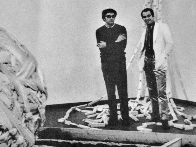 Mario Ceroli alla Galleria de' Foscherari nei primi anni Sessanta - Fonte: Mostra La città passante - D. Vincenzi - Galleria Cavour (BO) - 2019