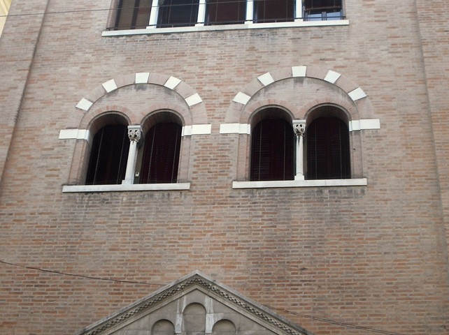 Chiesa evangelica in via Venezian (BO) - particolare della facciata