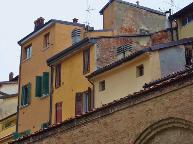 Le case del borgo di via Tovaglie (BO) dal cortile del convento di San Procolo