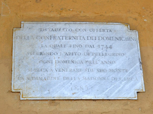 Lapide dedicata alla Confraternita dei Domenichini lungo il portico di San Luca