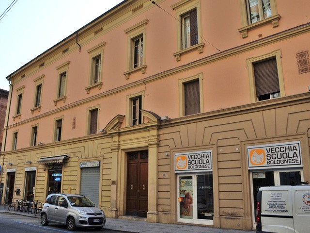 Edificio dell'ex Ospizio Lanzarini in via Galliera (BO)