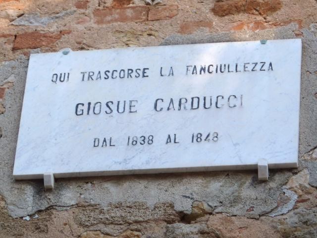Lapide sulla casa di Bolgheri (LU) in cui Carducci visse tra il 1838 e il 1848