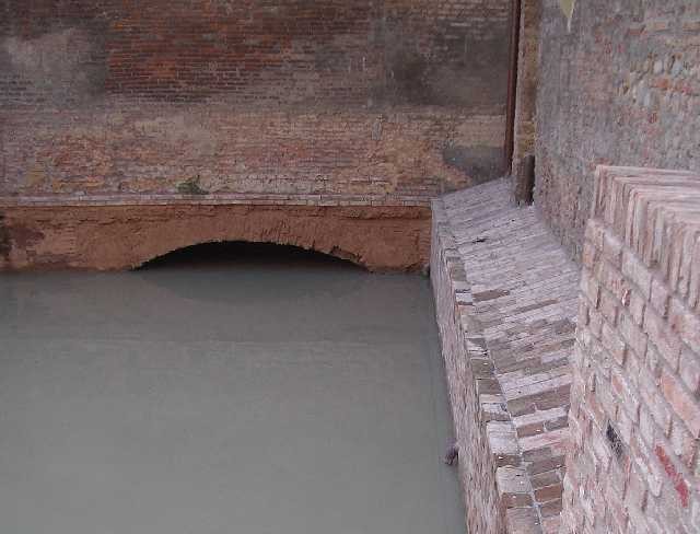 Un piccolo tratto del canale di Reno ancora scoperto nei pressi della Grada