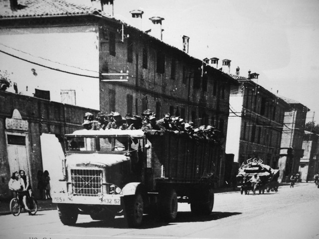 Un camion di prigionieri tedeschi sulla via Emilia nei giorni della Liberazione - Foto E. Ansaloni - Memoriale della Libertà (BO)