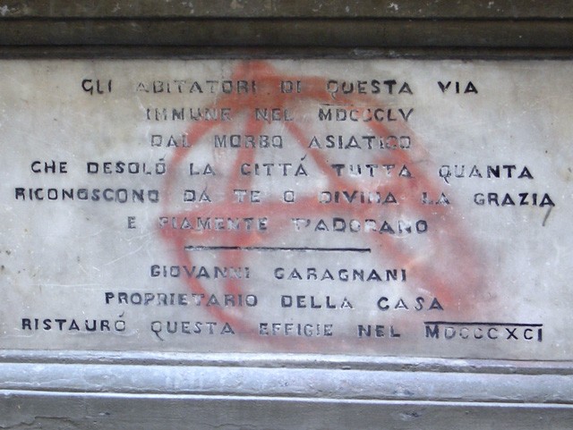 La lapide ex voto ricorda che il vicolo Paradiso fu una delle poche strade di Bologna in cui non vi furono morti per il colera del 1855