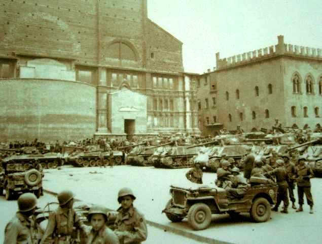Carri armati e veicoli Alleati in piazza Maggiore il 21 aprile 1945