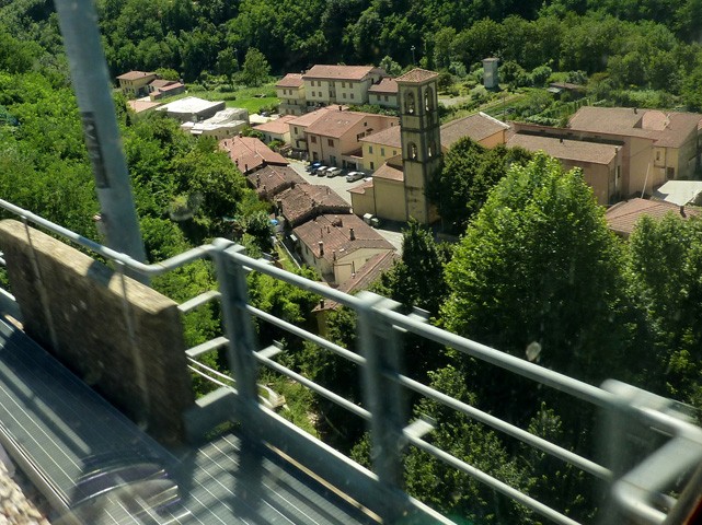 Il paese di Piteccio dall'alto del viadotto ferroviario