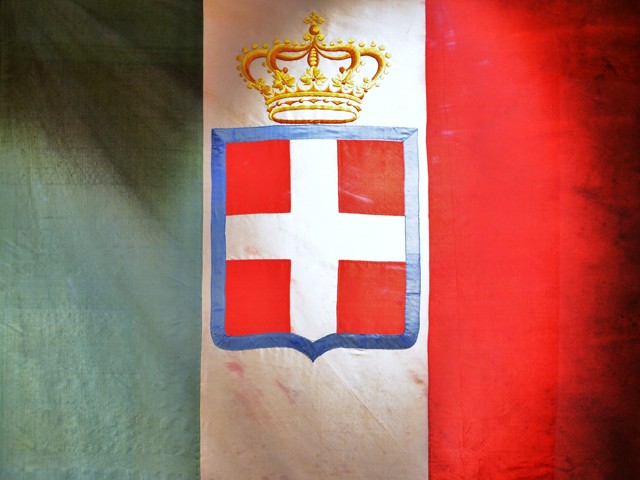 Bandiera italiana con lo stemma di Casa Savoia - Museo del Tricolore (RE)