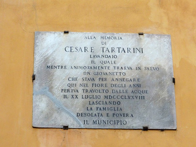Lapide a memoria dell'eroico gesto di Cesare Tartarini - via della Grada (BO)
