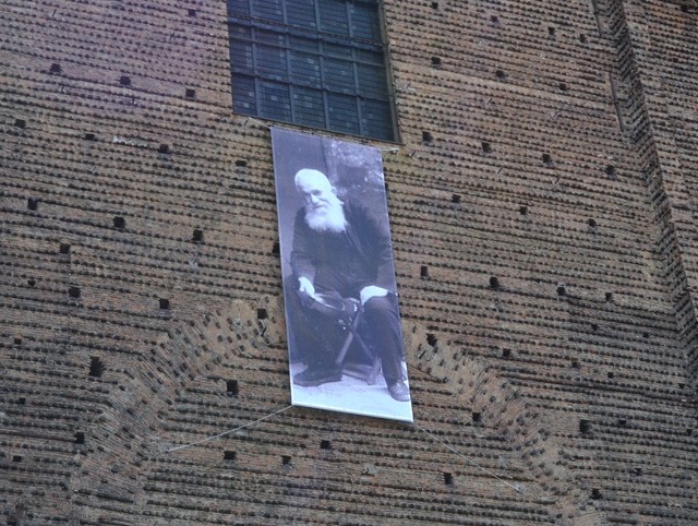 Padre Marella raffigurato sulla facciata della basilica di San Petronio in occasione della beatificazione - 2020
