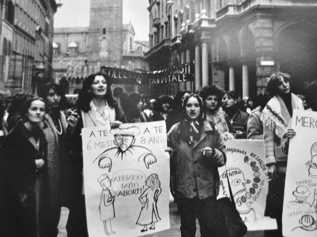 Manifestazione femminista a Bologna negli anni Settanta - Fonte: Mostra "Alza il triangolo al cielo" - Chiostro di S. Cristina della Fondazza (BO) - 2018