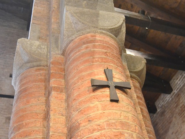 Pieve di Santa Maria Annunziata e San Biagio - Sala Bolognese (BO) - colonna della navata maggiore