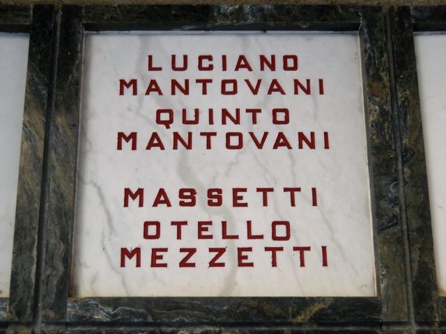 Tomba di Luciano Mantovani (Turbine) e altri partigiani nel Monumento Ossario ai Caduti Partigiani della Certosa (BO)