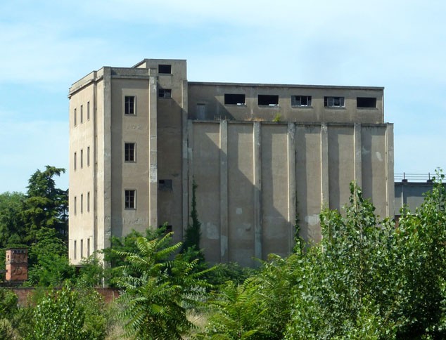 Uno dei silos della caserma di Casaralta in via di demolizione nel 2012