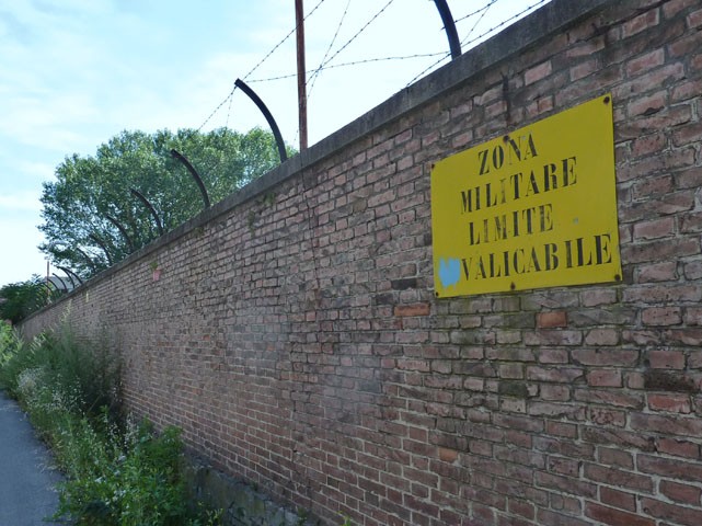 Muro di cinta della ex caserma di Casaralta