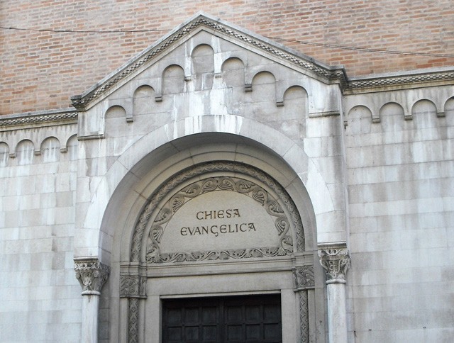Portale della chiesa evangelica di via Venezian (BO)