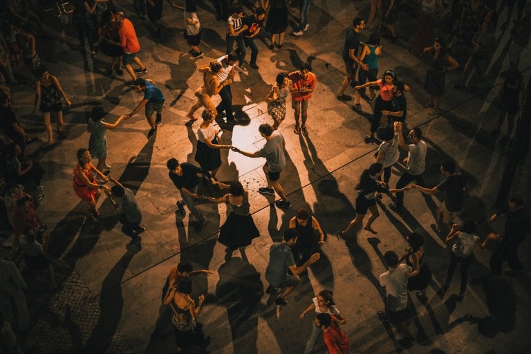 copertina di Osteria del Mandolino - Concerto e stage di danze filuzziane in piazza