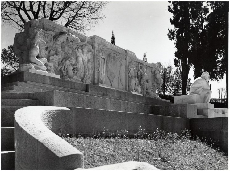 Sopra la scalinata l'altorilievo suddiviso in tre campi (Bologna, A. Villani)