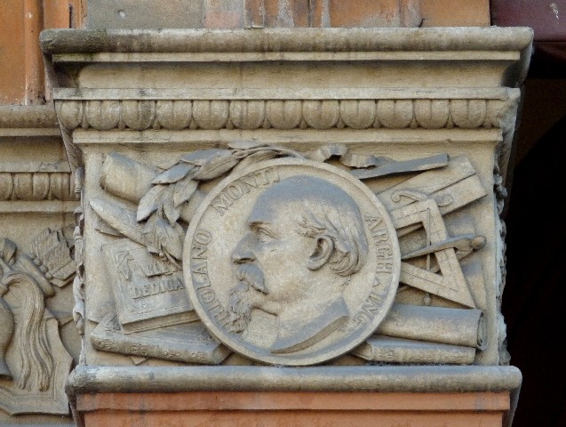 Coriolano Monti effigiato su un capitello di palazzo Guidotti in piazza Cavour (BO)