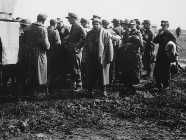 Gruppo di soldati tedeschi fatti prigionieri dagli Alleati - Fonte: Museo della Resistenza - Istituto Parri (BO)