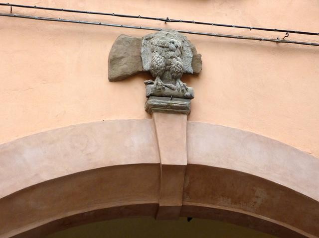 L'aquila mutilata sovrasta l'antico carcere bolognese