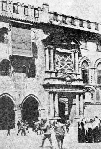 La statua di Gregorio XIII e la Madonna di Nicolò dell'Arca protette contro i bombardamenti durante la grande guerra (fonte: Bologna. Documenti del Comune, ottobre 1974)