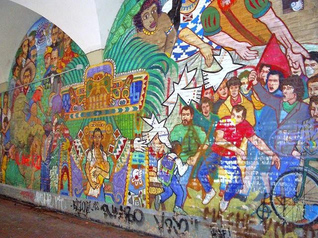 Il mural di L. Gutierrez in via Zamboni prima del restauro