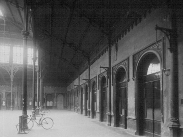 Visione della piazza coperta di Sala Borsa con le biciclette - sec. XIX