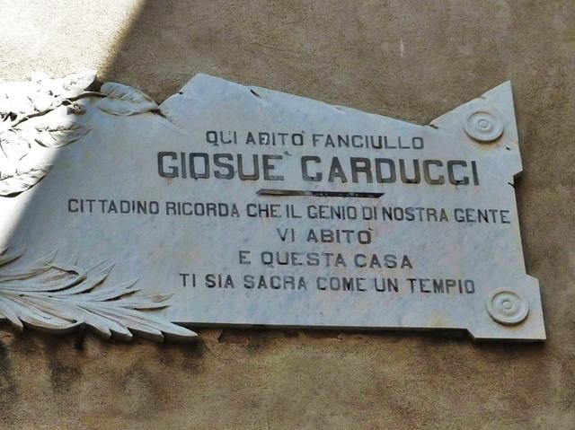 Lapide sulla casa abitata da Carducci a Castagneto C. (LI)