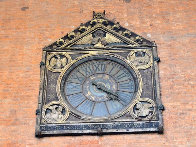 Palazzo della Mercanzia (BO) - L'orologio della loggia collocato da Rubbiani nel 1889 al posto di quello di Franchini