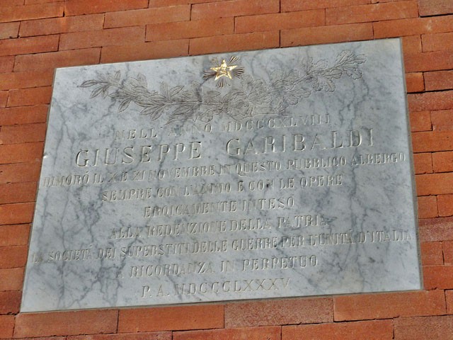 Lapide che ricorda il soggiorno di Garibaldi all'Albergo Brun il 10-11 novembre 1848