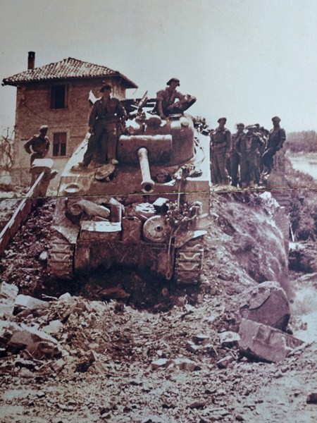 Carro armato alleato a Bentivoglio nei giorni della liberazione