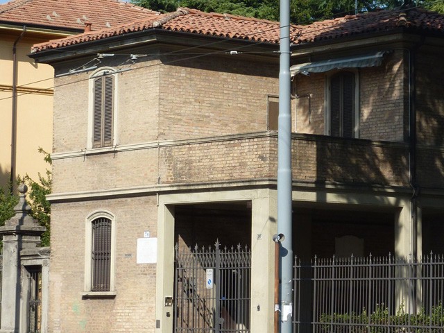 La portineria della Villa Banzi sulla quale è murata la lapide a ricordo delle nozze Rossini - Pelissier